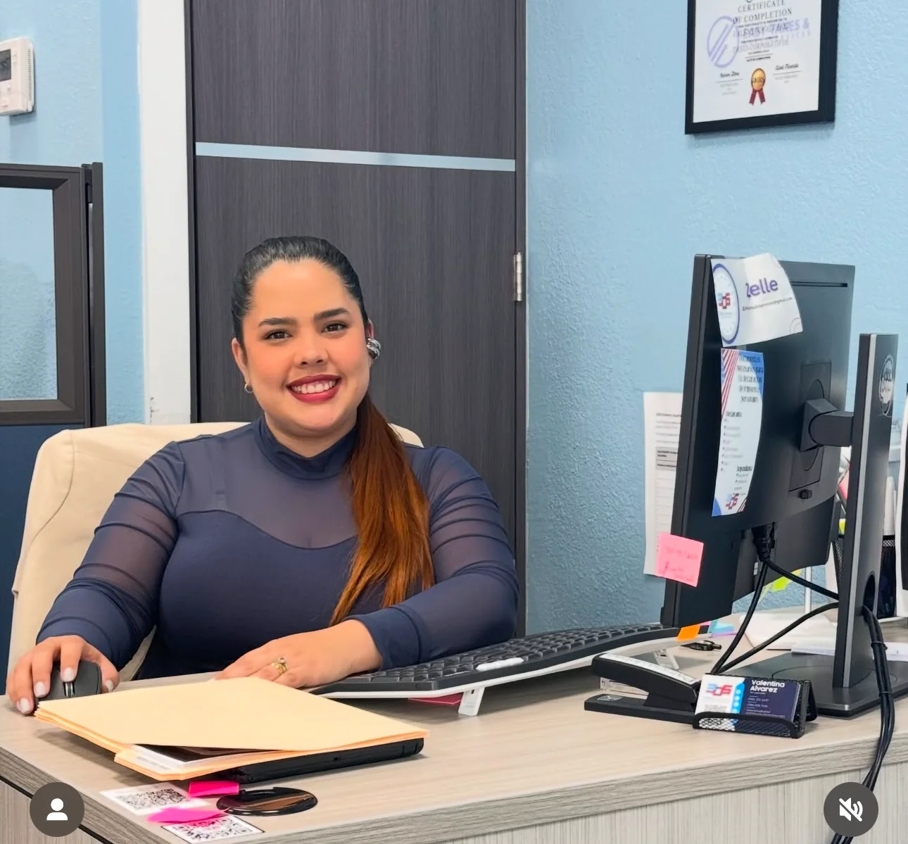 Valentina atendiendo en la oficina de 305 Tax Multiservices